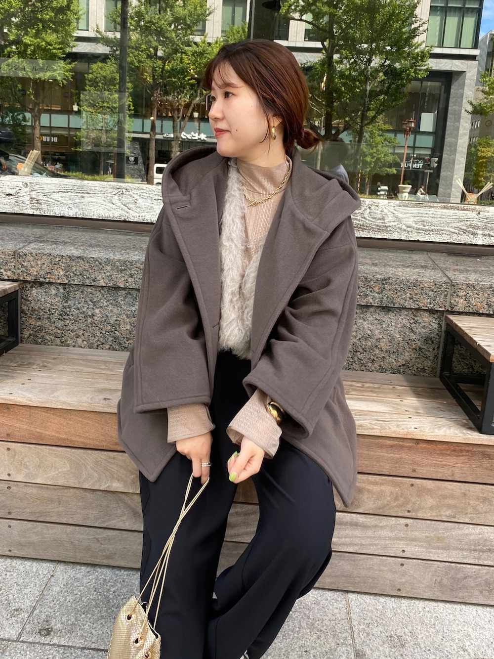 ブラウン系のその他アウター、ブラウン系のスラックス、シルバー系のトートバッグを着用したレディースの秋コーディネートの6枚目の写真