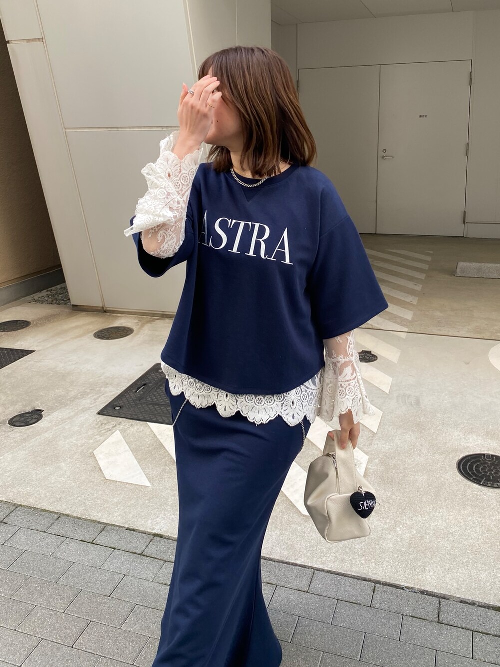 ブルー系のTシャツ/カットソー、ブルー系のスカート、ホワイト系のシャツ/ブラウスを着用したレディースの冬コーディネートの5枚目の写真