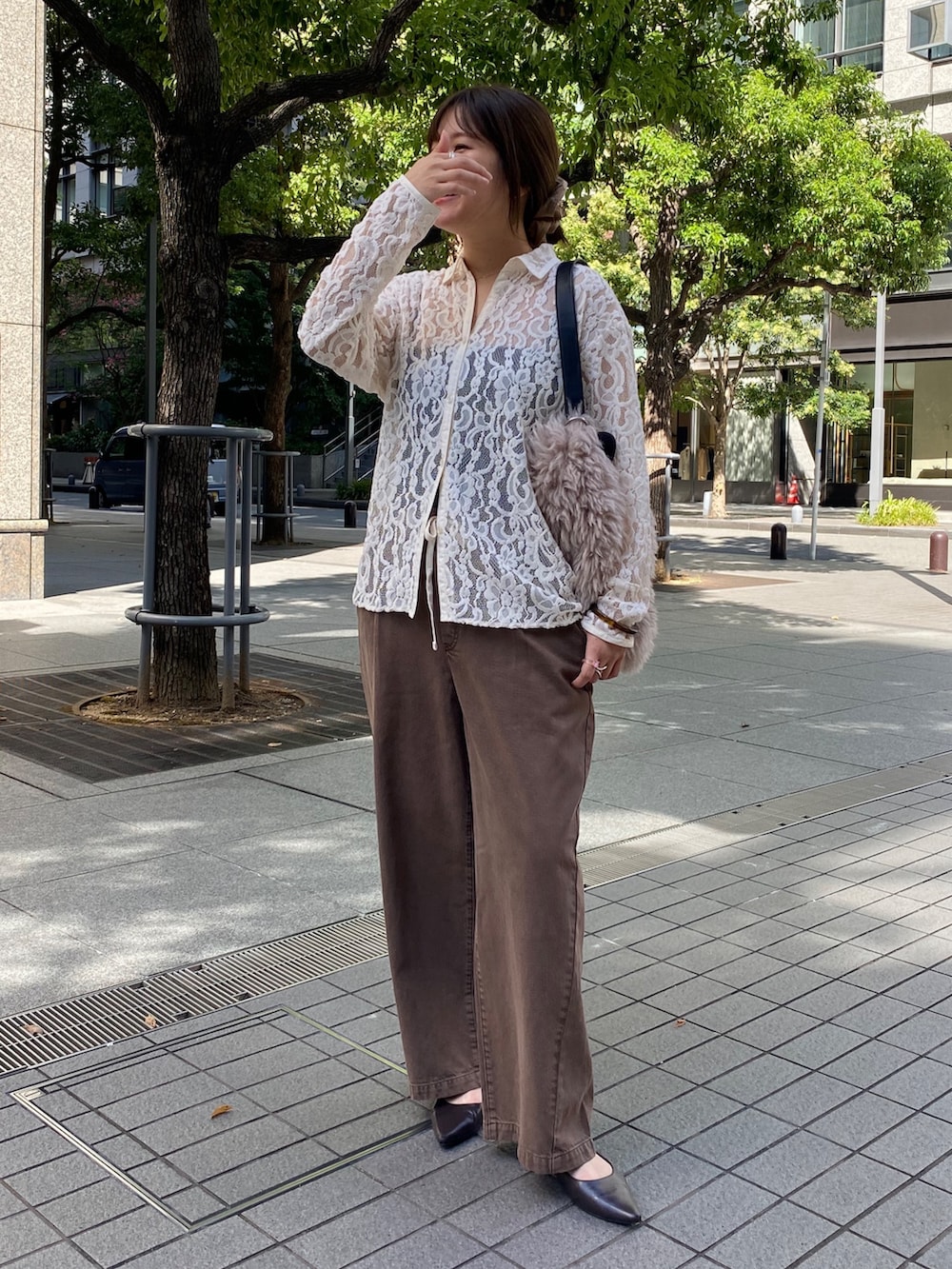 ホワイト系のシャツ/ブラウス、ブラウン系のデニムパンツ、ブラウン系のパンプスを着用したレディースの秋コーディネートの6枚目の写真