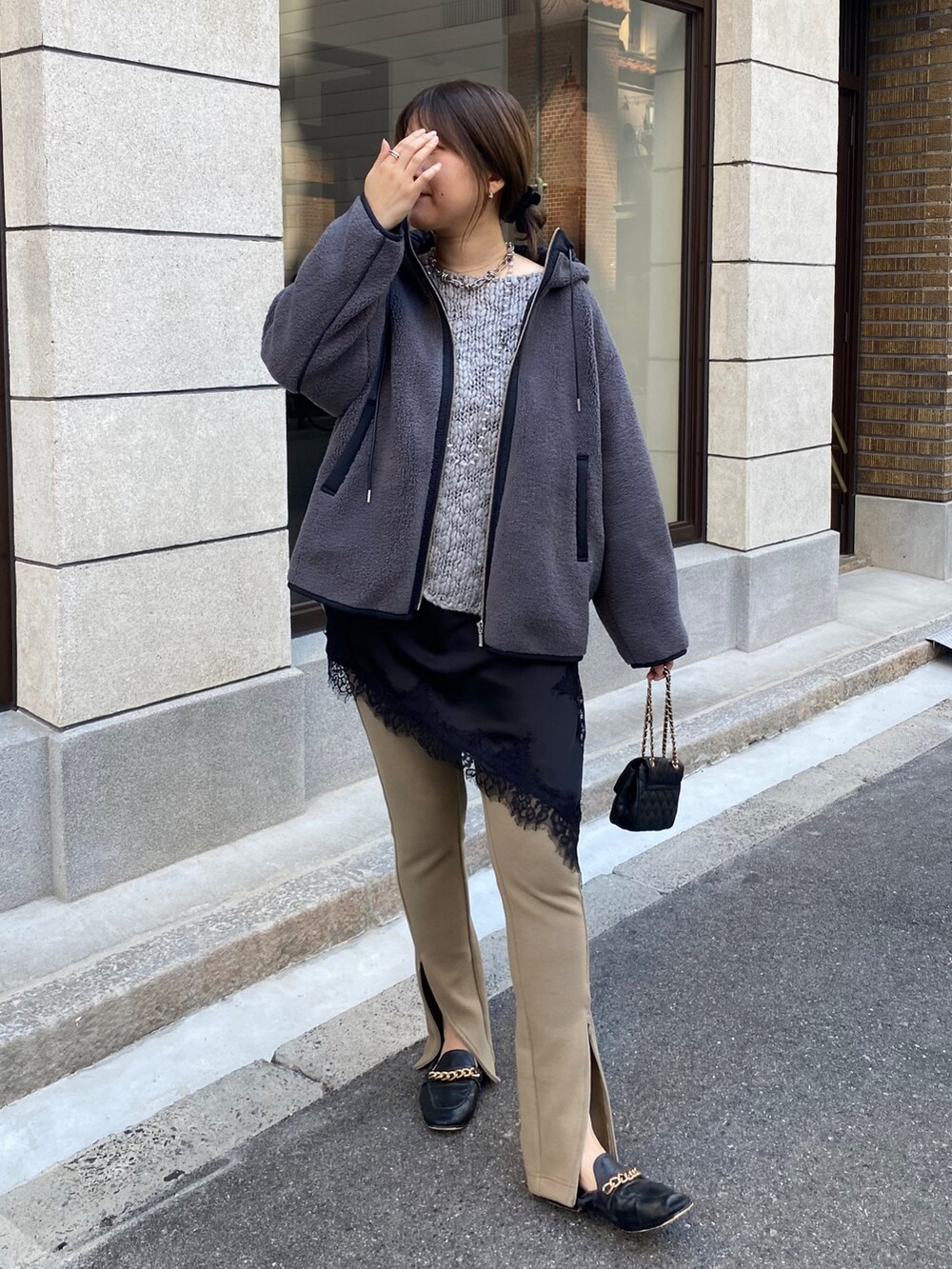 グレー系のその他アウター、ベージュ系のその他パンツ、ブラック系のショルダーバッグを着用したレディースの秋コーディネートの10枚目の写真