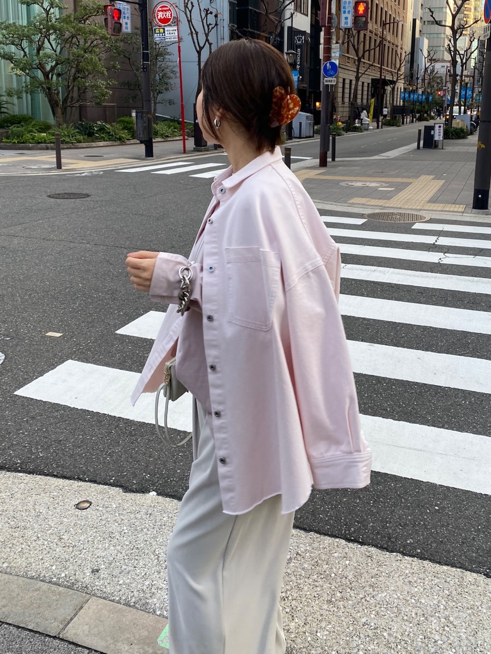 ピンク系のシャツ/ブラウス、ピンク系のTシャツ/カットソー、グレー系のスラックスを着用したレディースの冬コーディネートの10枚目の写真