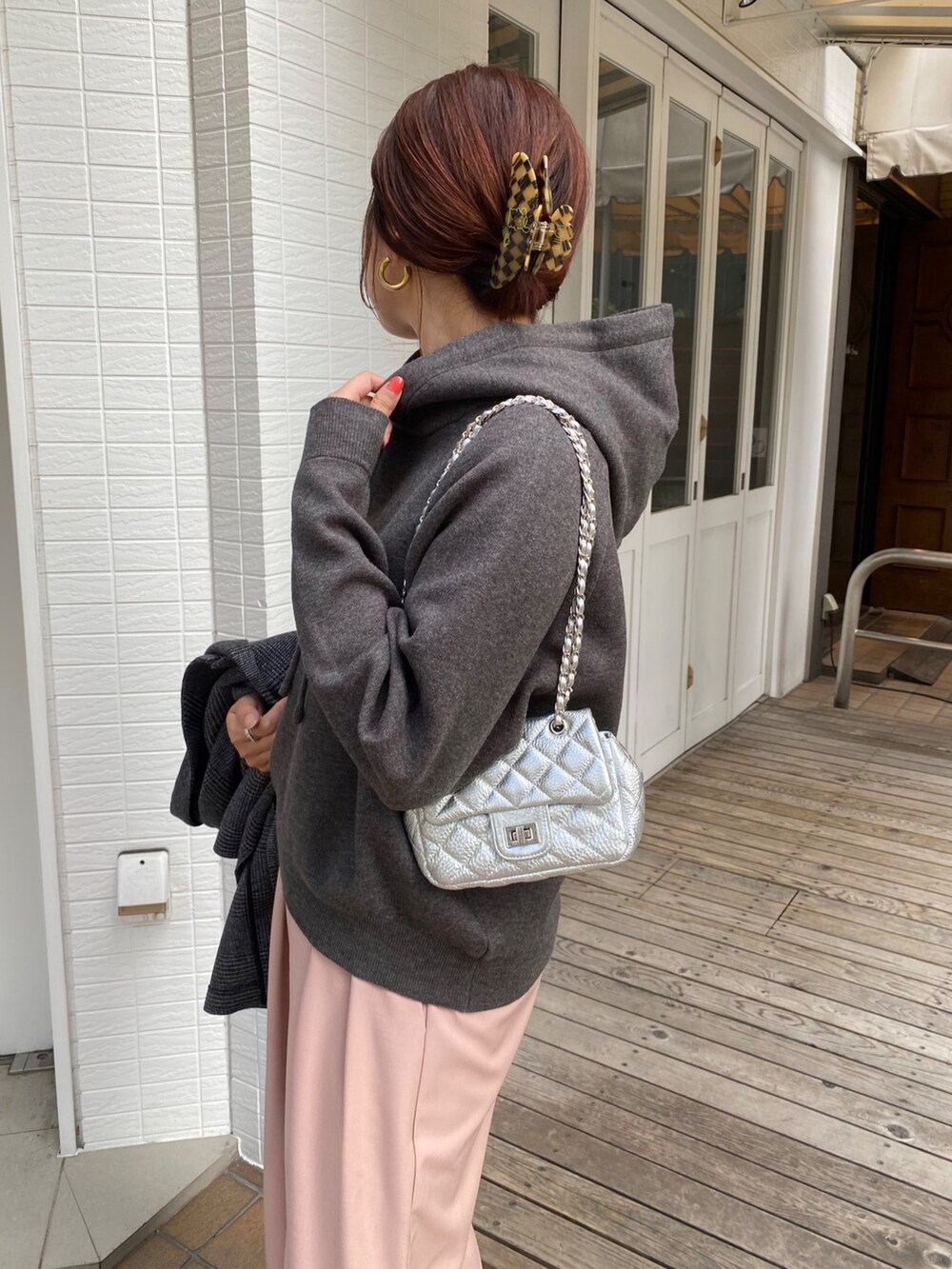 ブラウン系のテーラードジャケット、ブラック系のスラックス、グレー系のニット/セーターを着用したレディースの冬コーディネートの5枚目の写真