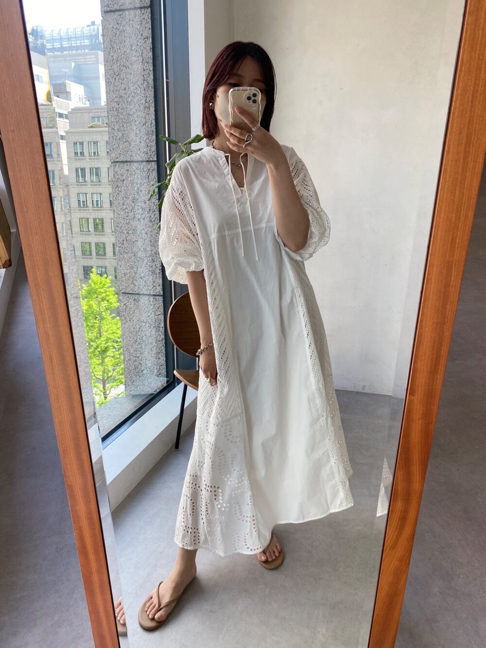 グレー系のテーラードジャケット、ホワイト系のワンピース/ドレス、シルバー系のショルダーバッグを着用したレディースの春コーディネートの5枚目の写真