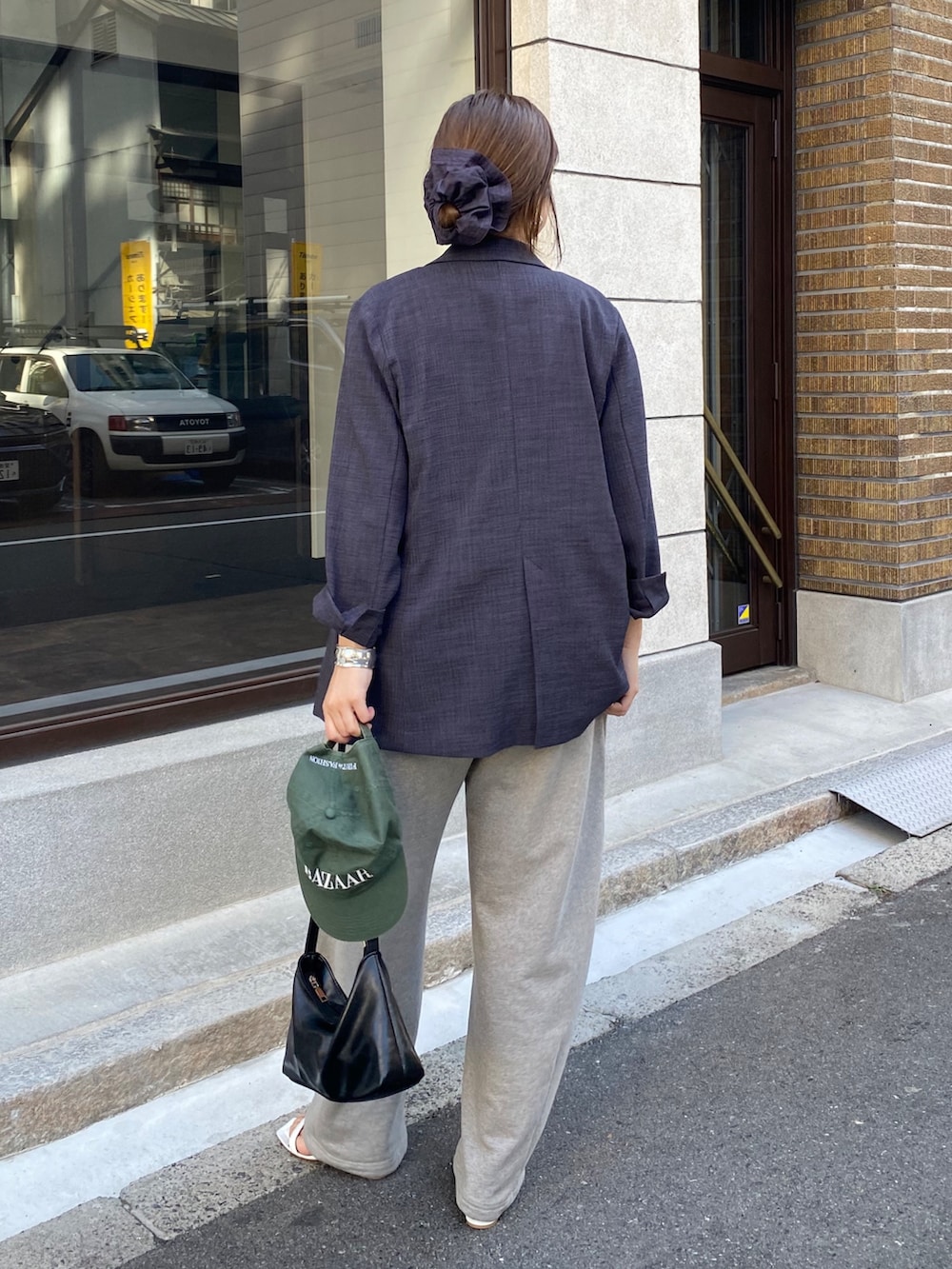 グレー系のテーラードジャケット、ブラック系のシャツ/ブラウス、グレー系のその他パンツを着用したレディースの春コーディネートの6枚目の写真