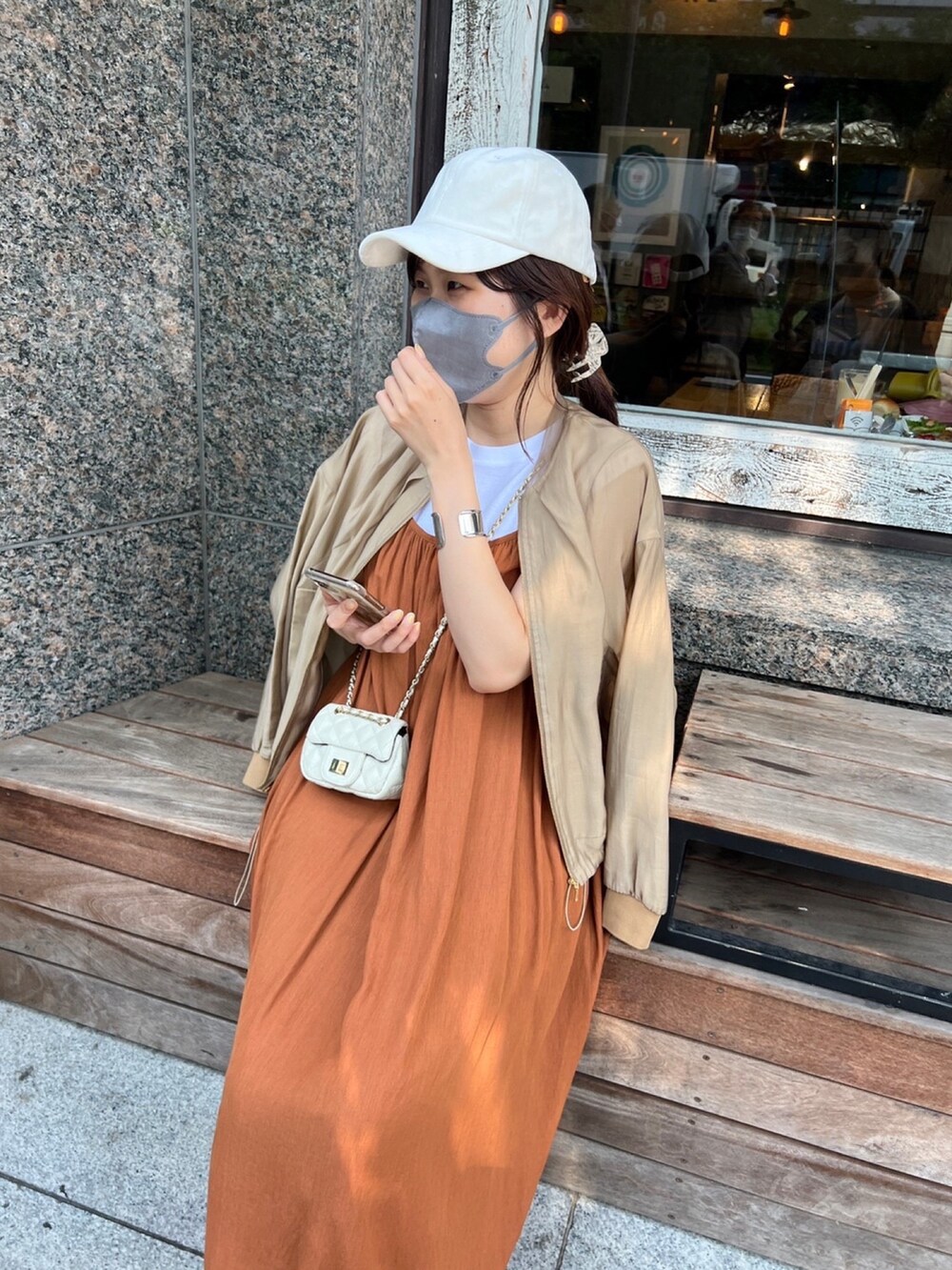 ベージュ系のブルゾン、ブラウン系のワンピース、ホワイト系のTシャツ/カットソーを着用したレディースの夏コーディネートの5枚目の写真