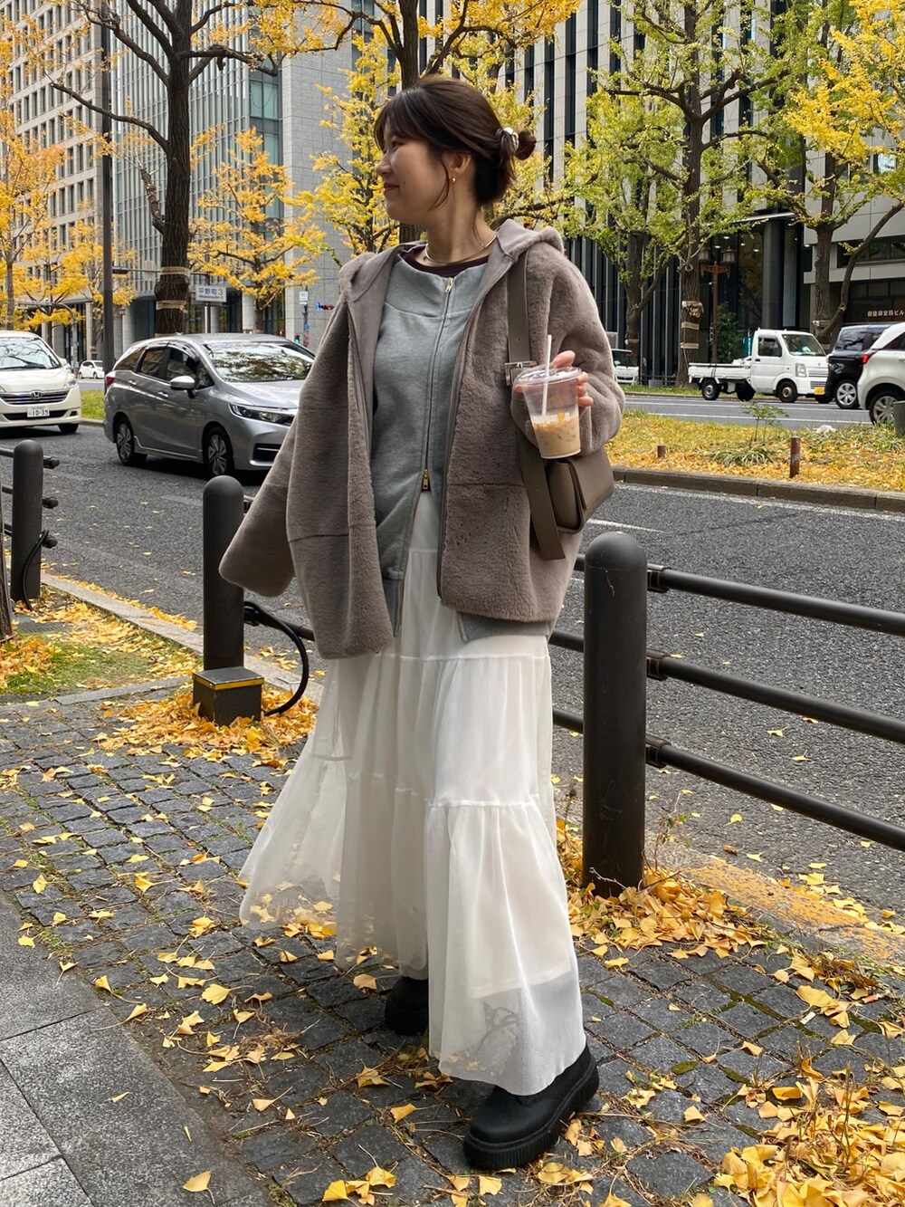 ホワイト系のスカート、グレー系のTシャツ/カットソー、ブラウン系のTシャツ/カットソーを着用したレディースの冬コーディネートの6枚目の写真