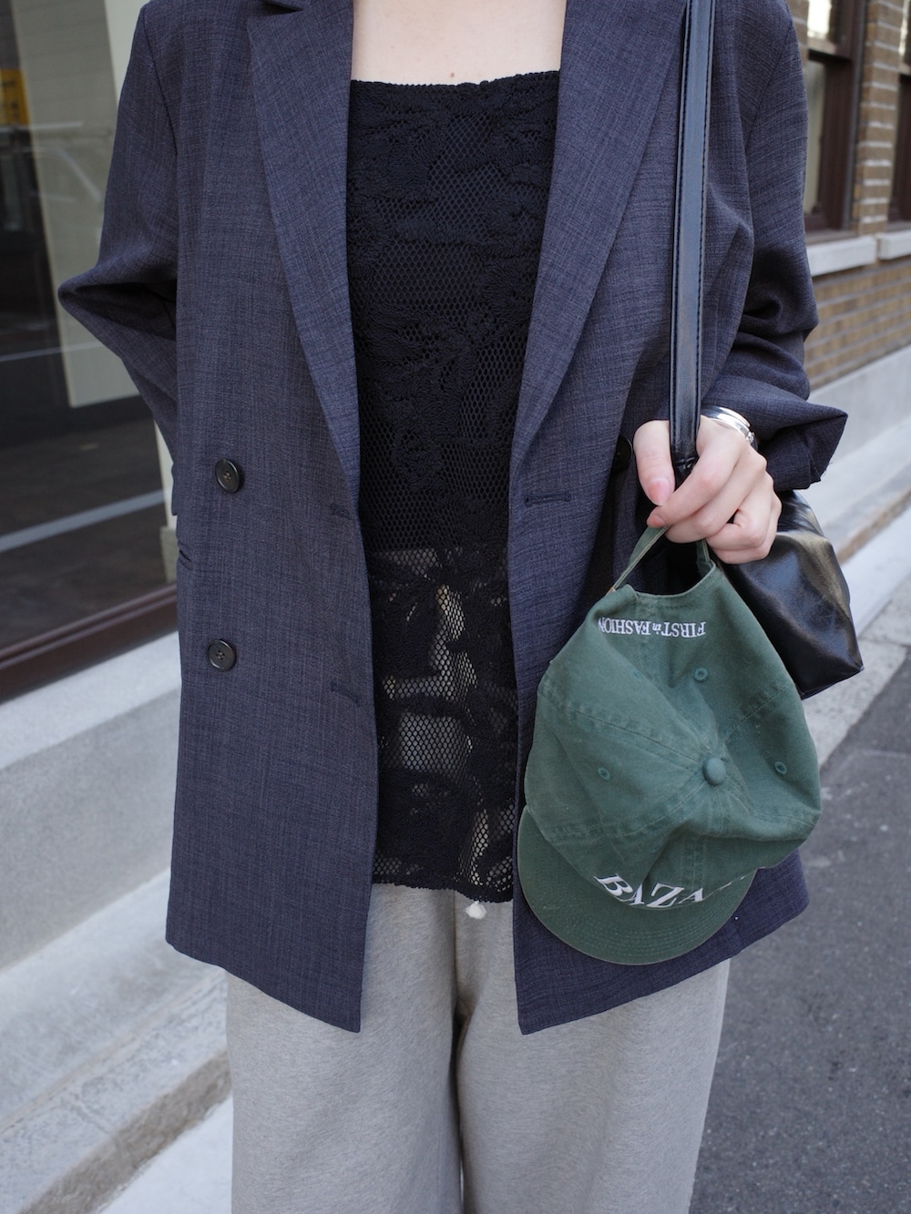 グレー系のテーラードジャケット、ブラック系のシャツ/ブラウス、グレー系のその他パンツを着用したレディースの春コーディネートの2枚目の写真