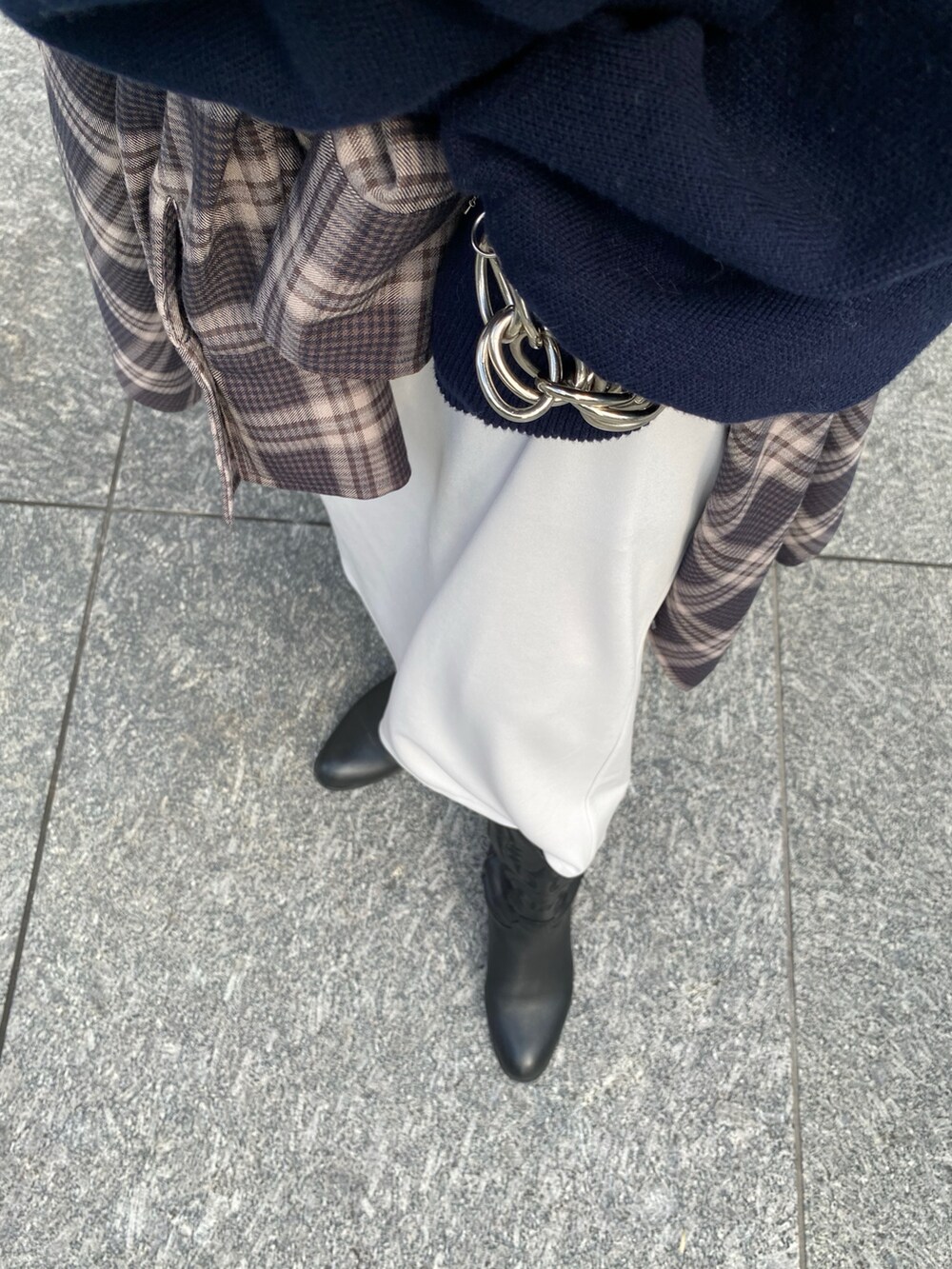 ブルー系のニット/セーター、ブルー系のシャツ/ブラウス、グレー系のスカートを着用したレディースの秋コーディネートの8枚目の写真