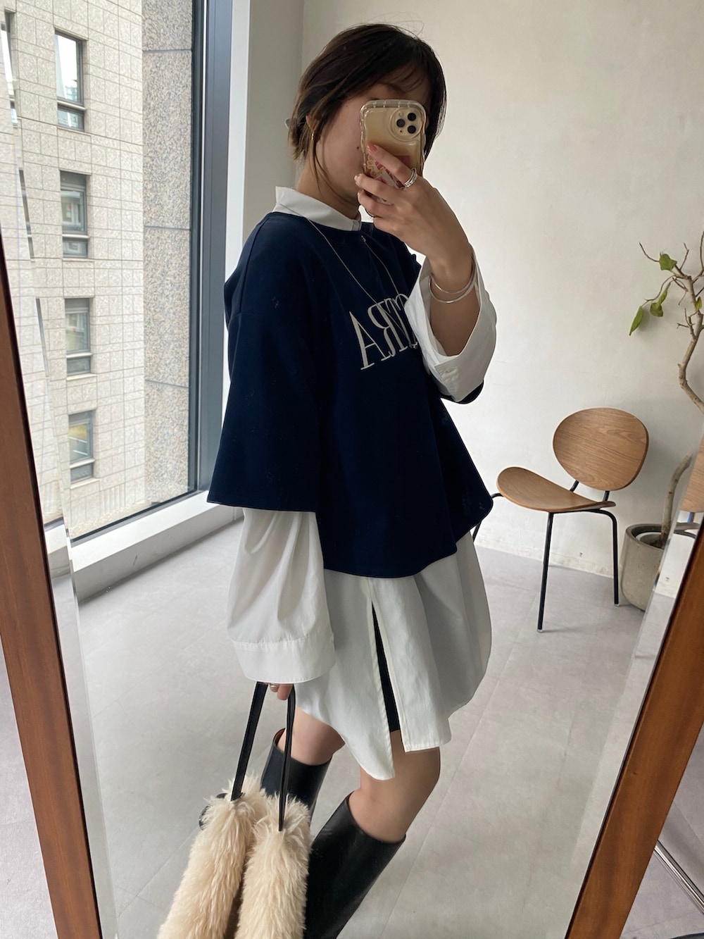 ブラック系のその他アウター、ブルー系のTシャツ/カットソー、ホワイト系のシャツ/ブラウスを着用したレディースの冬コーディネートの2枚目の写真