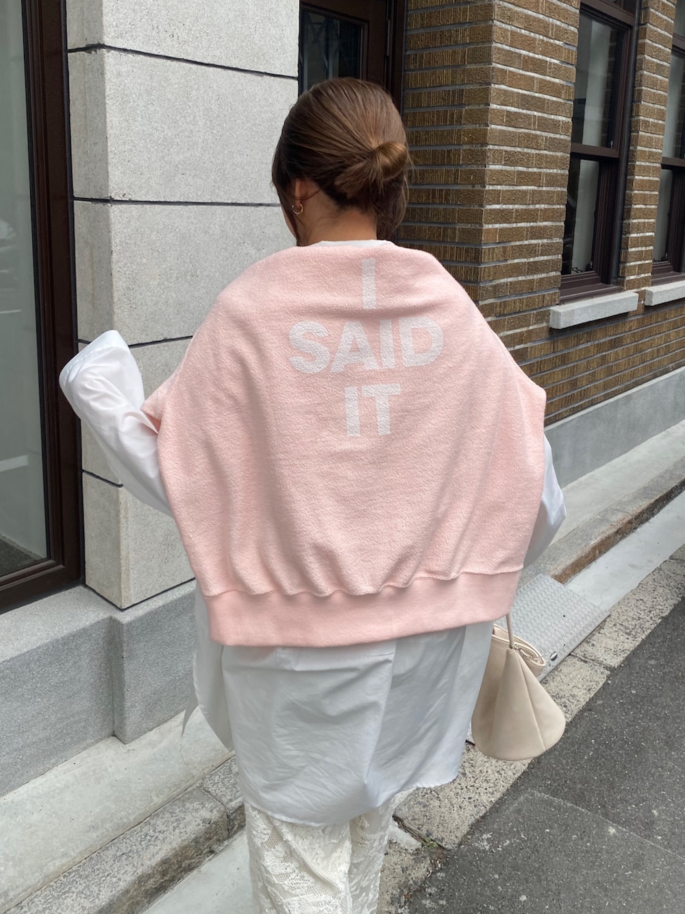 ピンク系のTシャツ/カットソー、ホワイト系のシャツ/ブラウス、ホワイト系のその他パンツを着用したレディースの春コーディネートの8枚目の写真