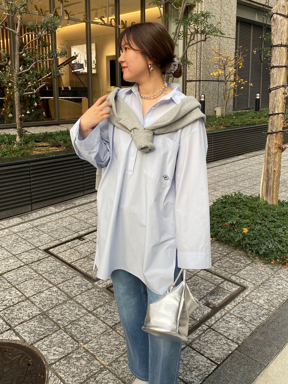 ブルー系のシャツ/ブラウス、ブルー系のデニムパンツ、グレー系のスウェットを着用したレディースの冬コーディネートの6枚目の写真