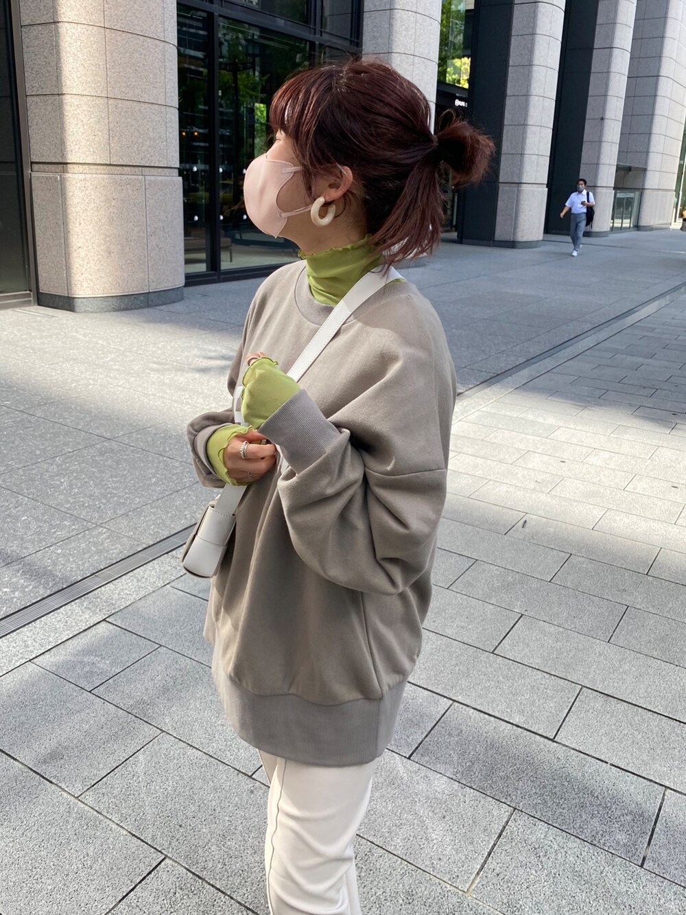 ベージュ系のスウェット、ベージュ系のその他パンツ、ホワイト系のショルダーバッグを着用したレディースの夏コーディネートの4枚目の写真