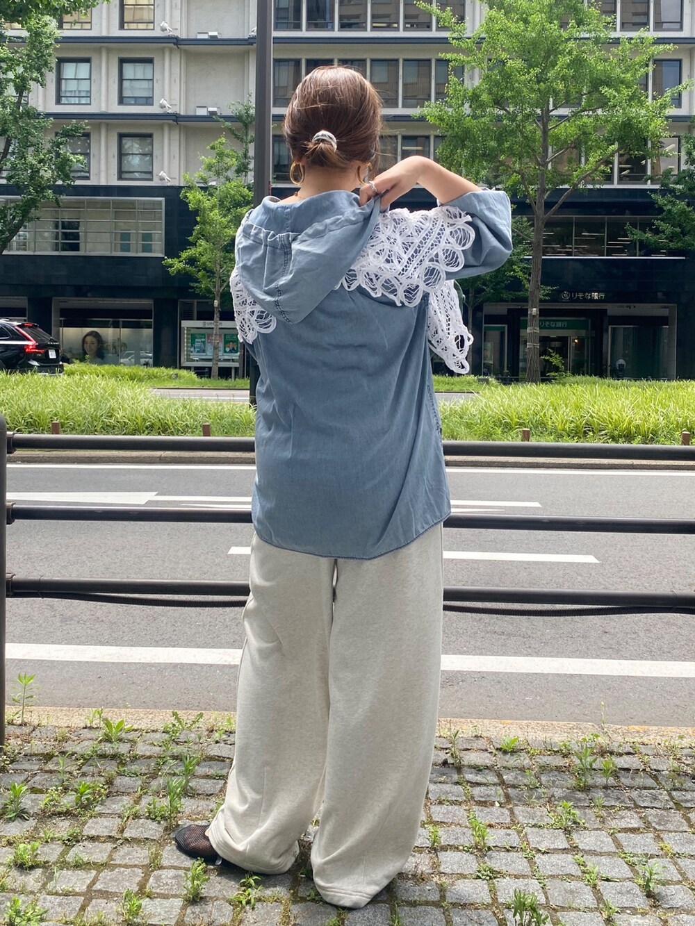 ブルー系のシャツ/ブラウス、ホワイト系のタンクトップ、ベージュ系のその他パンツを着用したレディースの夏コーディネートの6枚目の写真