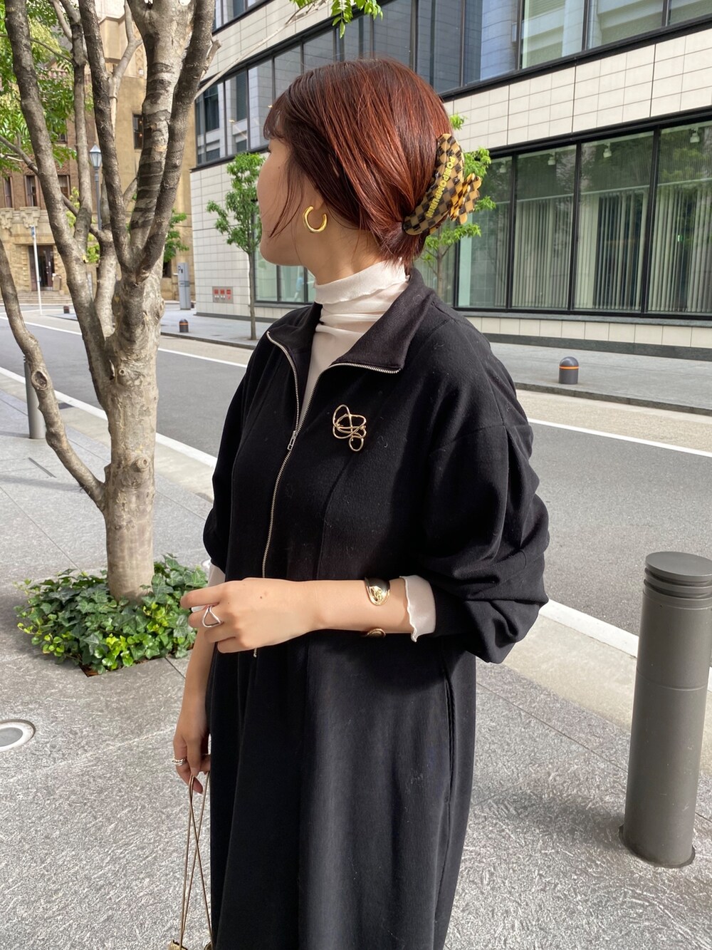 ホワイト系のTシャツ/カットソー、ブラック系のワンピース、ベージュ系のブーツを着用したレディースの冬コーディネートの6枚目の写真