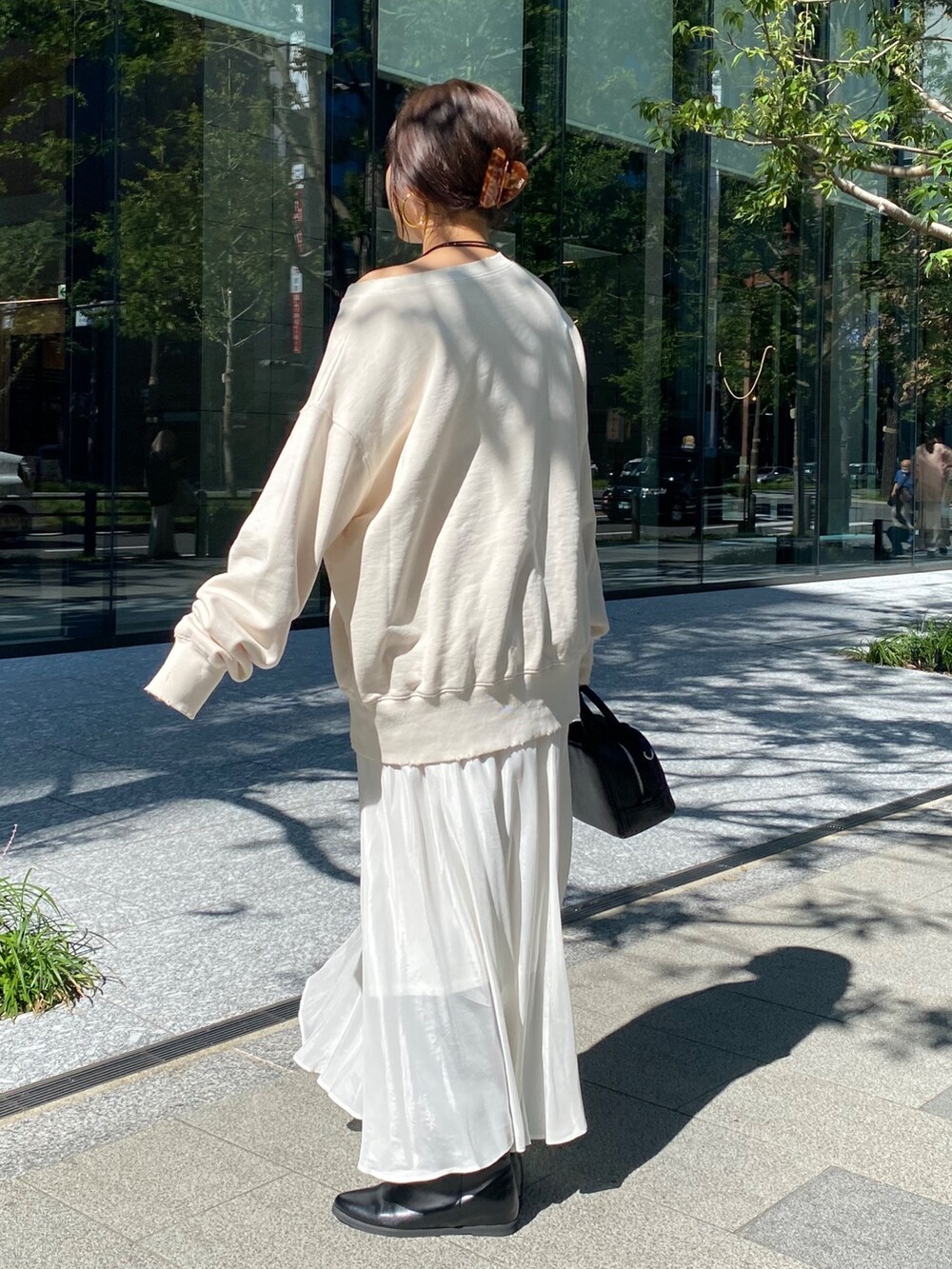 ホワイト系のTシャツ/カットソー、ホワイト系のスカート、ブラウン系のショルダーバッグを着用したレディースの冬コーディネートの10枚目の写真