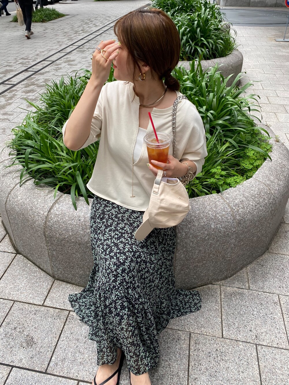 ベージュ系のTシャツ/カットソー、グリーン系のスカートを着用したレディースの夏コーディネートの7枚目の写真