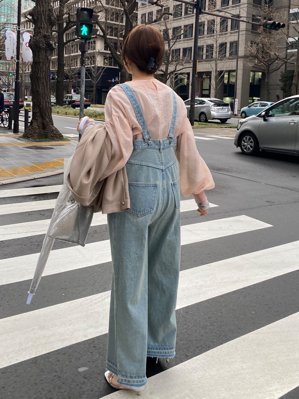 ピンク系のシャツ/ブラウス、ホワイト系のTシャツ/カットソー、ブラック系のサロペット/オーバーオールを着用したレディースの冬コーディネートの3枚目の写真