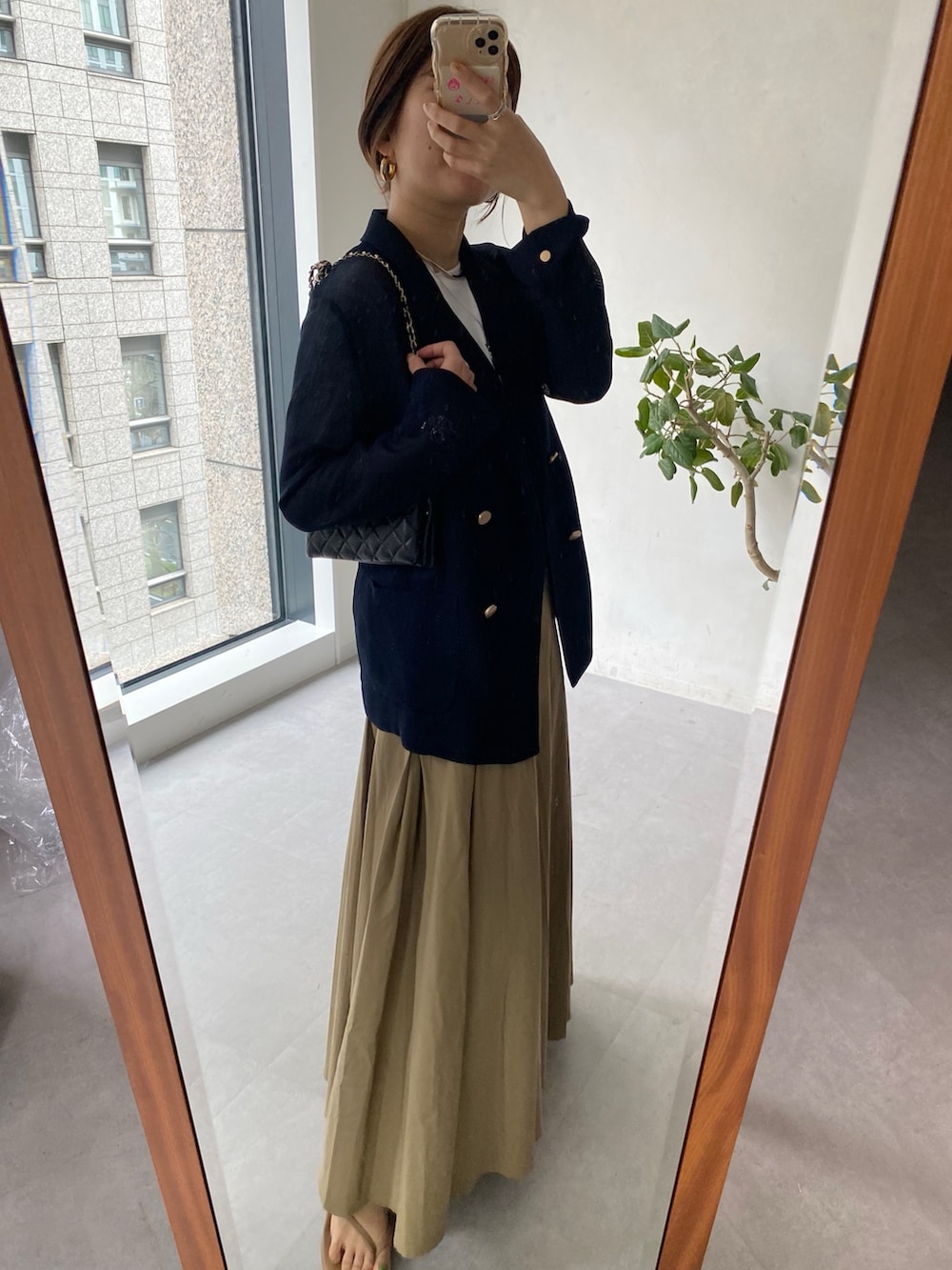 ホワイト系のTシャツ/カットソー、ブルー系のテーラードジャケット、ブラック系のスカートを着用したレディースの春コーディネートの6枚目の写真