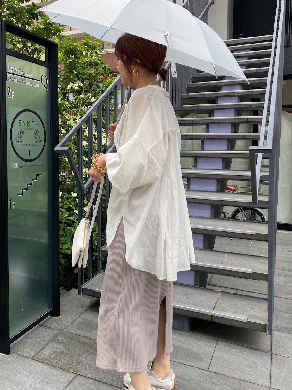 ベージュ系のワンピース、ホワイト系のシャツ/ブラウス、ホワイト系のスニーカーを着用したレディースの夏コーディネートの3枚目の写真