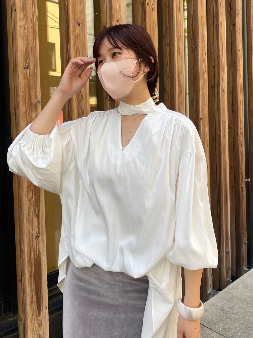 ホワイト系のシャツ/ブラウス、グレー系のスカート、グレー系のショルダーバッグを着用したレディースの夏コーディネートの3枚目の写真