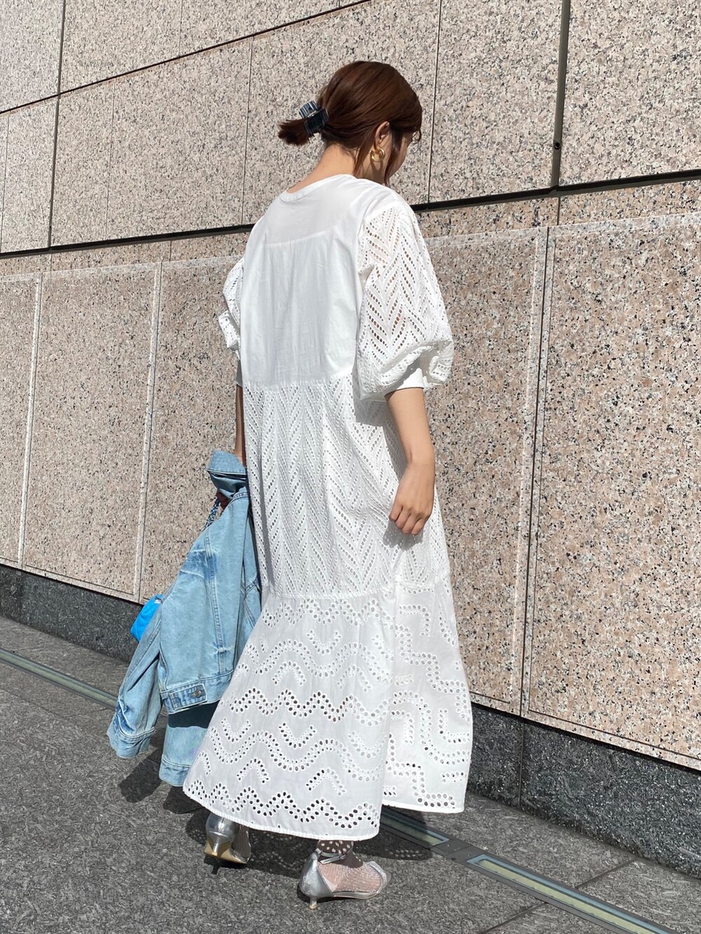 ホワイト系のワンピース/ドレス、ブルー系のジャケット/アウター、シルバー系のサンダルを着用したレディースの春コーディネートの8枚目の写真