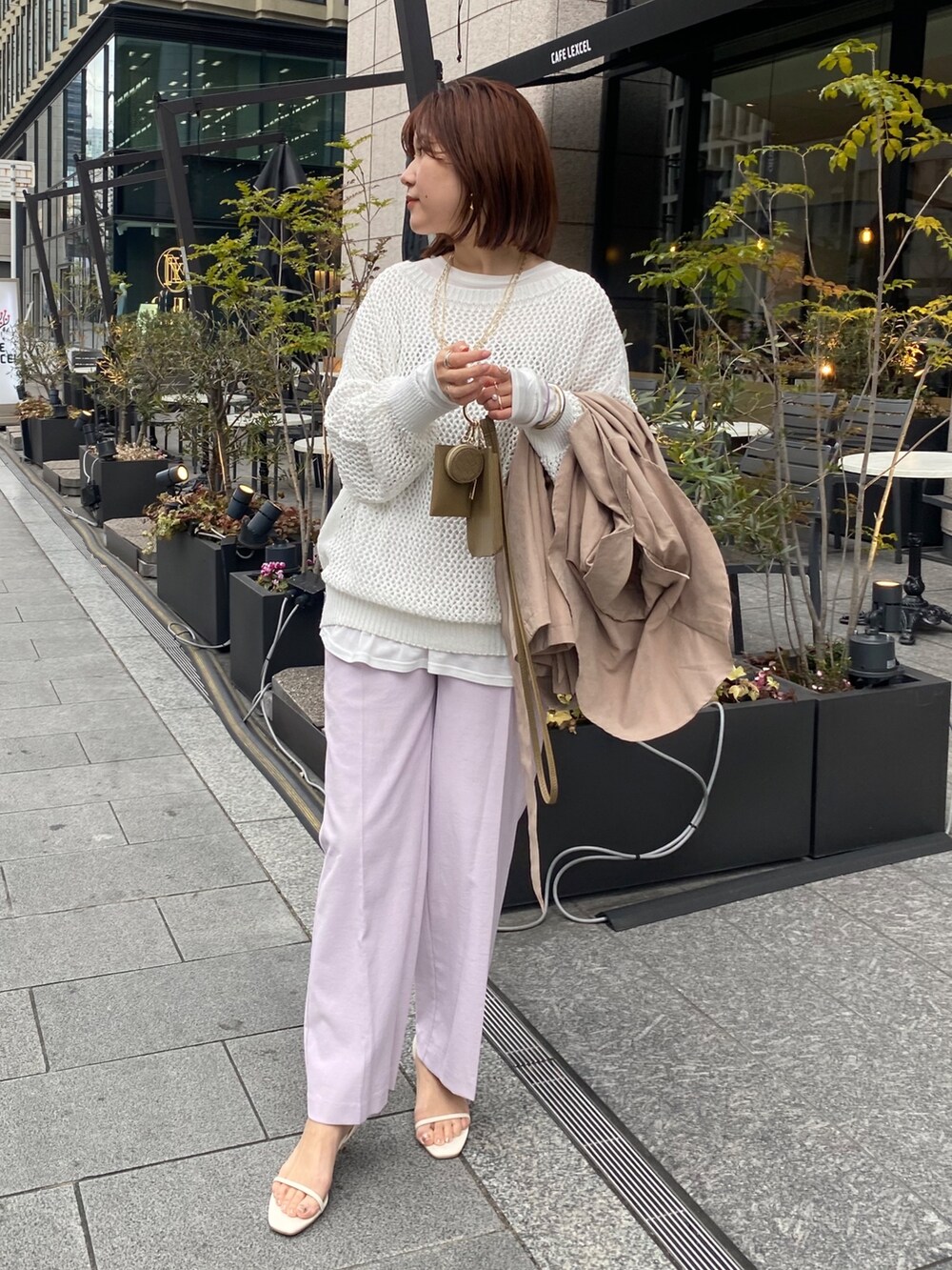 ホワイト系のニット/セーター、ホワイト系のTシャツ/カットソー、ピンク系のスラックスを着用したレディースの冬コーディネートの3枚目の写真