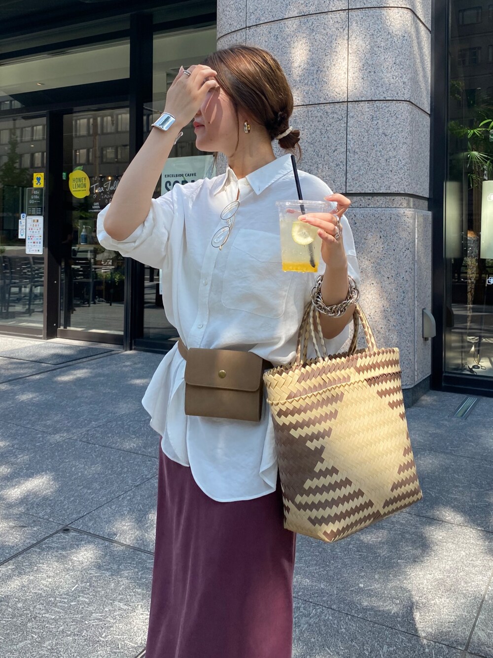 ホワイト系のシャツ/ブラウス、レッド系のスカートを着用したレディースの夏コーディネートの10枚目の写真