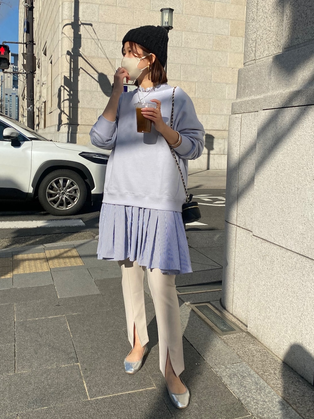 ブルー系のスウェット、ブルー系のシャツ/ブラウスを着用したレディースの冬コーディネートの6枚目の写真