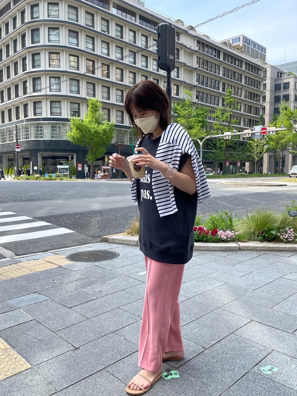 グレー系のTシャツ/カットソー、ピンク系のその他パンツを着用したレディースの夏コーディネートの3枚目の写真