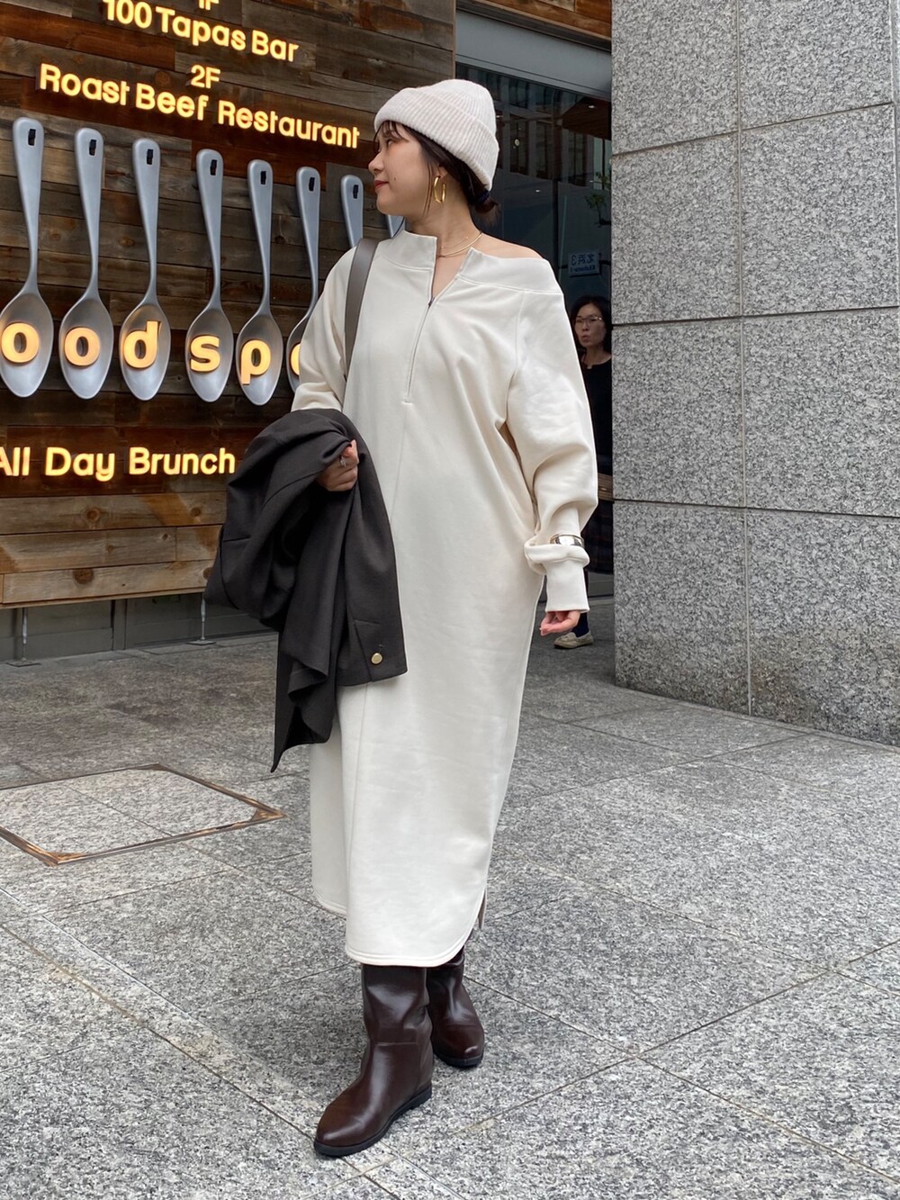 ベージュ系のワンピース、グレー系のテーラードジャケット、グレー系のショルダーバッグを着用したレディースの冬コーディネートの3枚目の写真