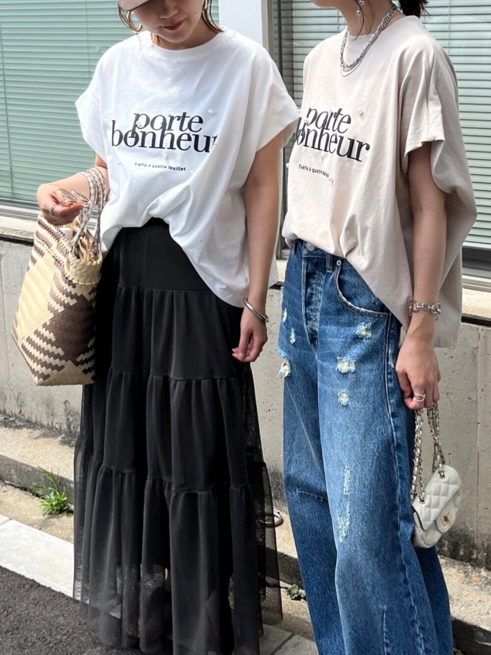 ホワイト系のTシャツ/カットソーを着用したレディースの夏コーディネートの8枚目の写真