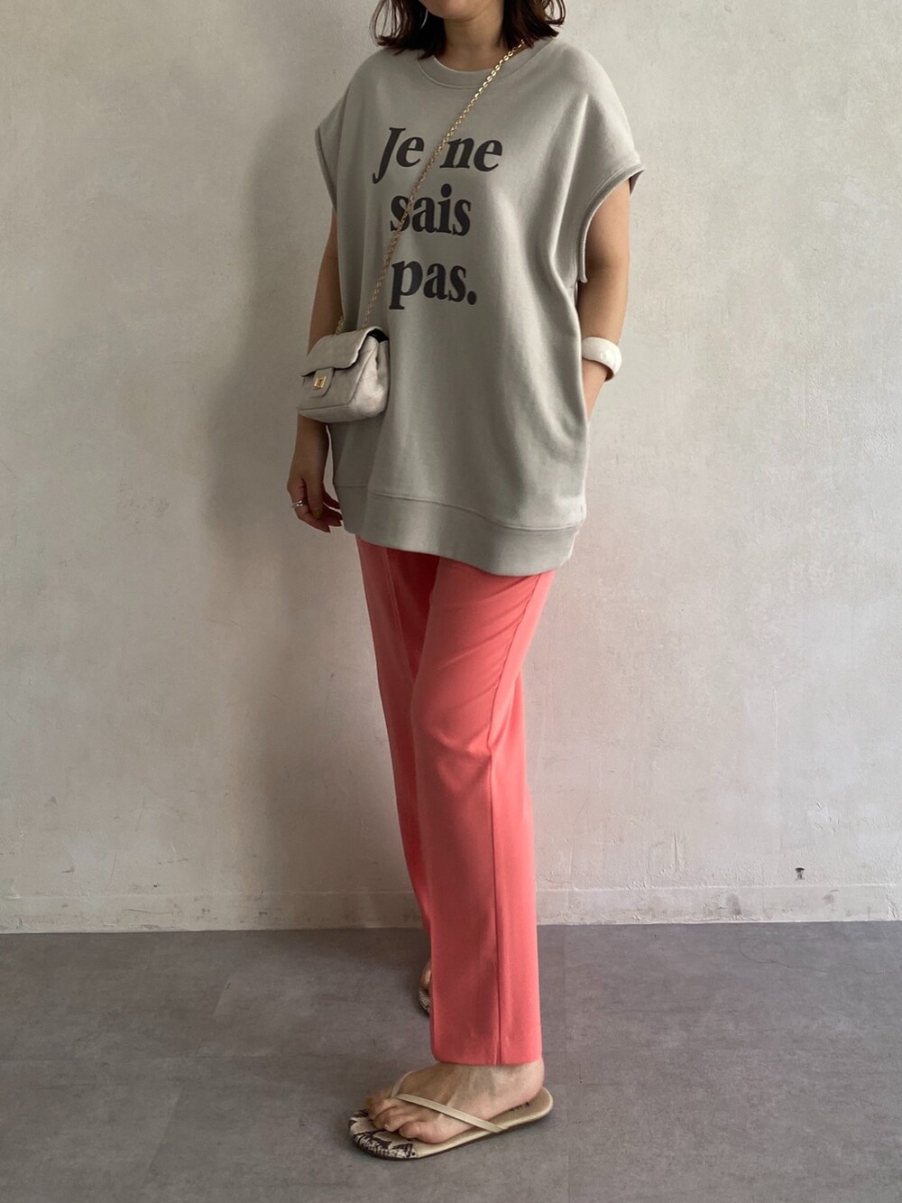 ベージュ系のTシャツ/カットソー、ピンク系のその他パンツ、グリーン系のトートバッグを着用したレディースの夏コーディネートの4枚目の写真