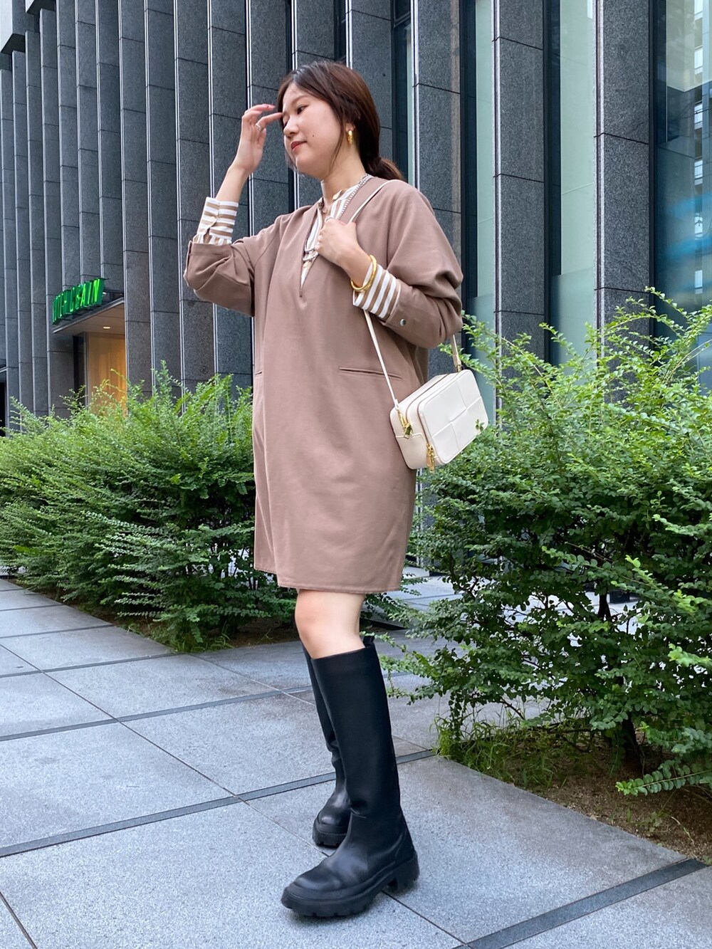 ベージュ系のワンピース、ベージュ系のシャツ/ブラウス、ブラック系のその他シューズを着用したレディースの秋コーディネートの2枚目の写真