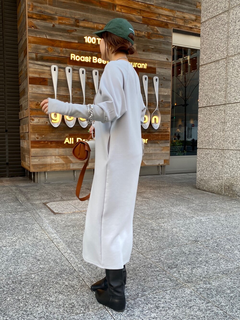 グレー系のテーラードジャケット、グレー系のワンピース、ブラウン系のショルダーバッグを着用したレディースの冬コーディネートの8枚目の写真