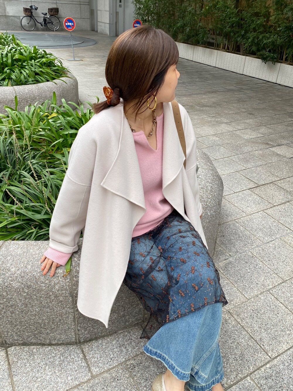 ホワイト系のその他アウター、ピンク系のニット/セーター、ブラック系のスカートを着用したレディースの冬コーディネートの6枚目の写真