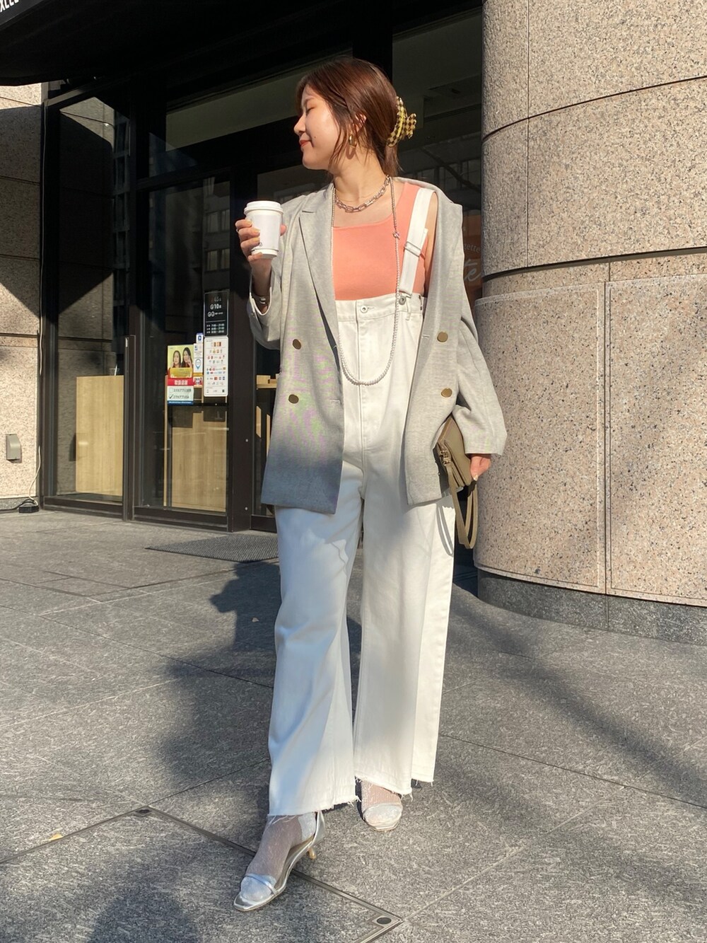 ピンク系のタンクトップ、ホワイト系のサロペット/オーバーオール、グレー系のテーラードジャケットを着用したレディースの春コーディネートの5枚目の写真