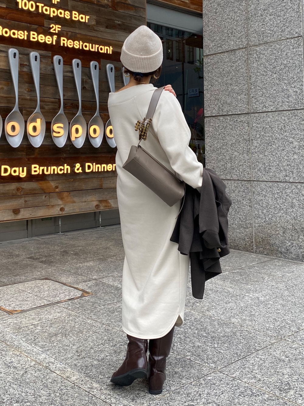 ベージュ系のワンピース、グレー系のテーラードジャケット、グレー系のショルダーバッグを着用したレディースの冬コーディネートの5枚目の写真