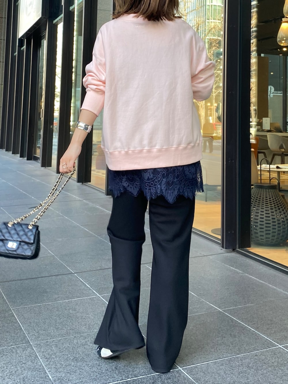 ピンク系のスウェット、ブルー系のシャツ/ブラウス、ブラック系のその他パンツを着用したレディースの春コーディネートの5枚目の写真