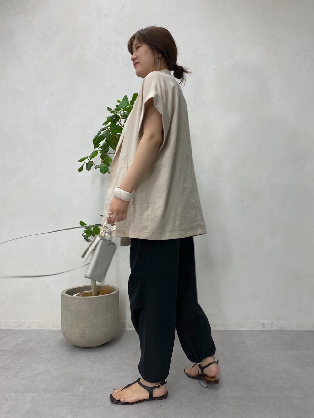 ベージュ系のテーラードジャケット、ブラック系のタンクトップ、ブラック系のその他パンツを着用したレディースの夏コーディネートの2枚目の写真