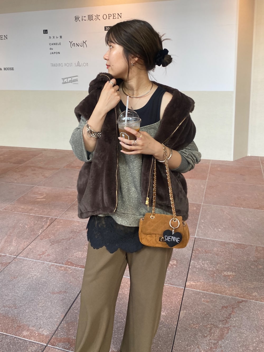 グレー系のTシャツ/カットソー、ブラック系のシャツ/ブラウス、グリーン系のその他パンツを着用したレディースの秋コーディネートの4枚目の写真