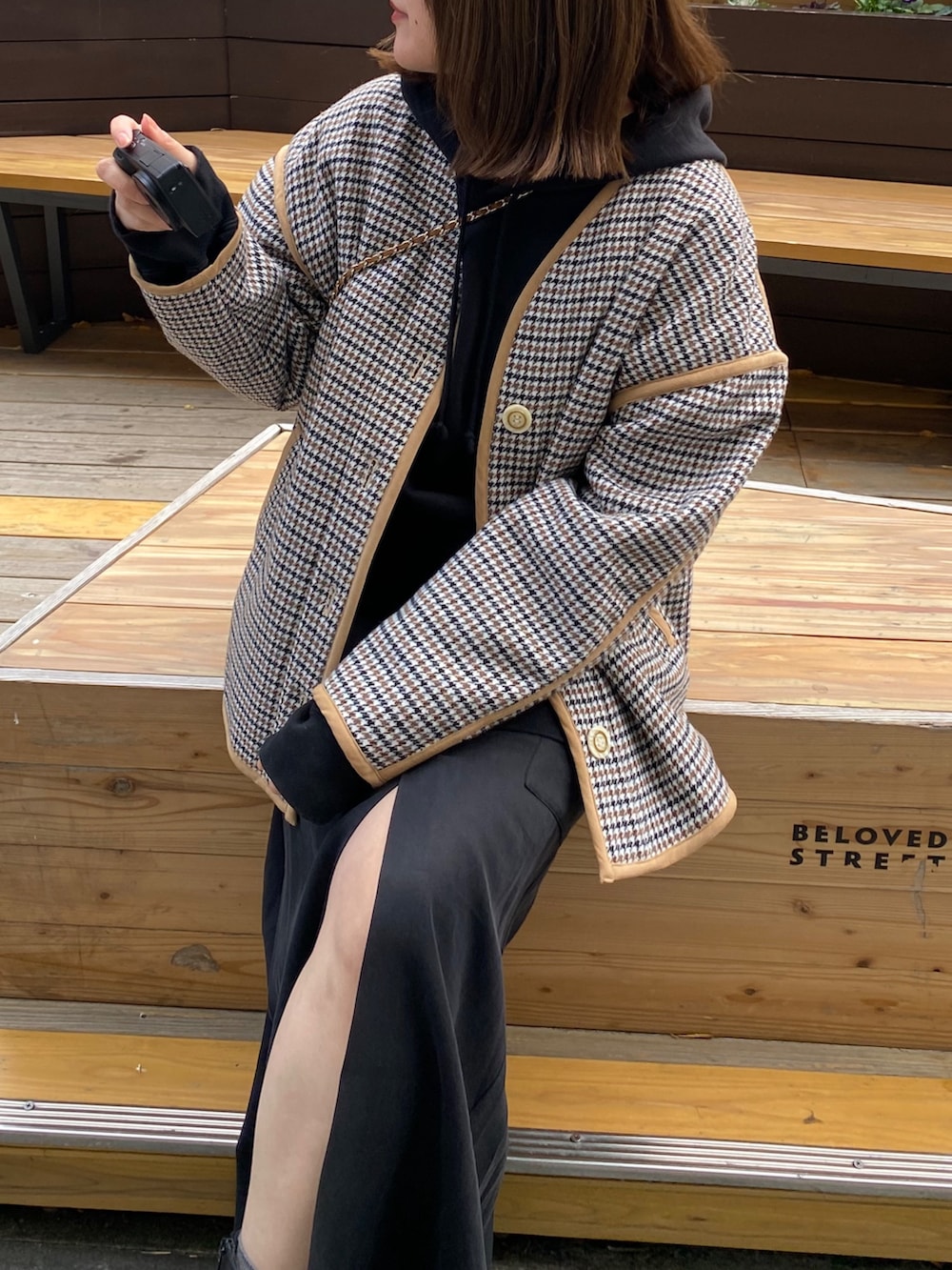 ベージュ系のその他アウター、ブラック系のスカートを着用したレディースの冬コーディネートの9枚目の写真