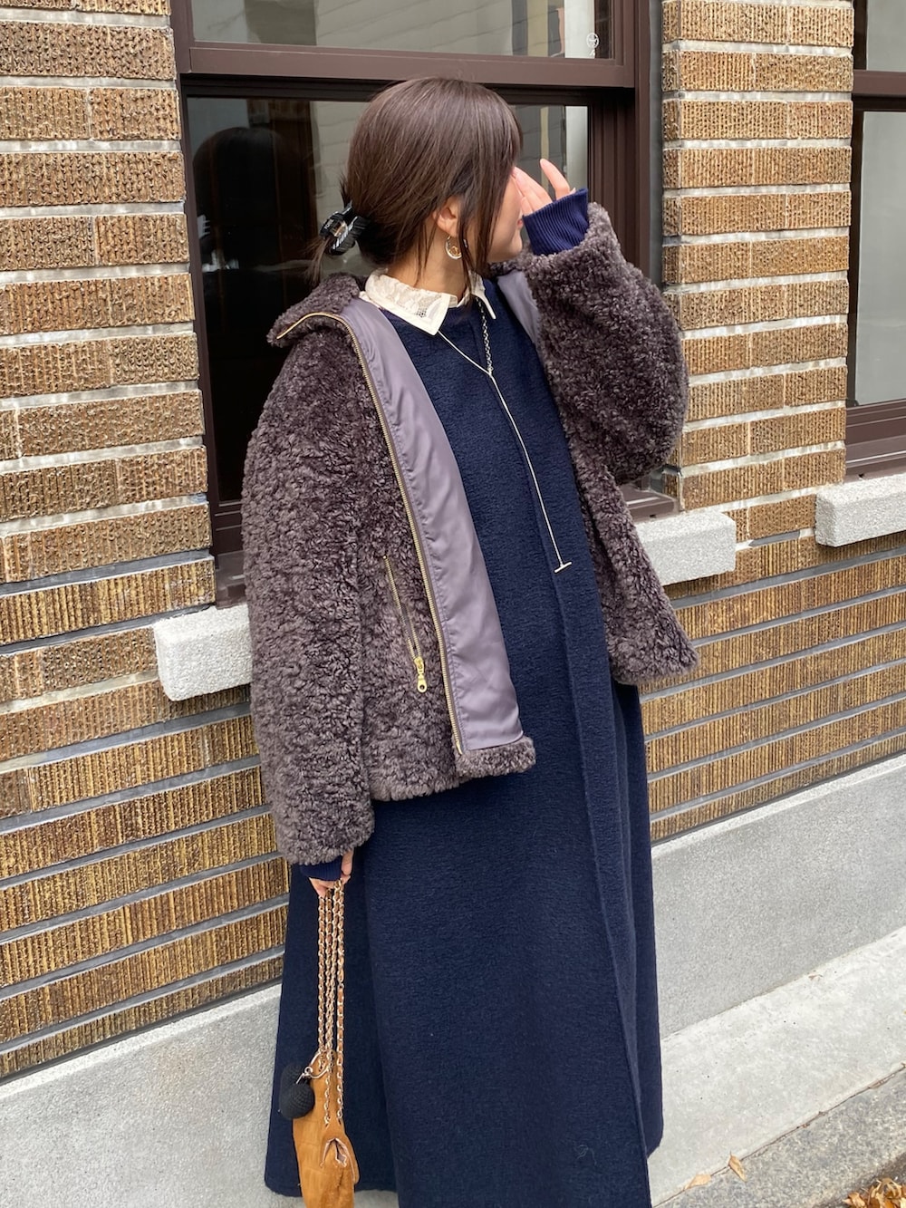 グレー系のその他アウター、ブルー系のワンピース、ホワイト系のシャツ/ブラウスを着用したレディースの冬コーディネートの3枚目の写真