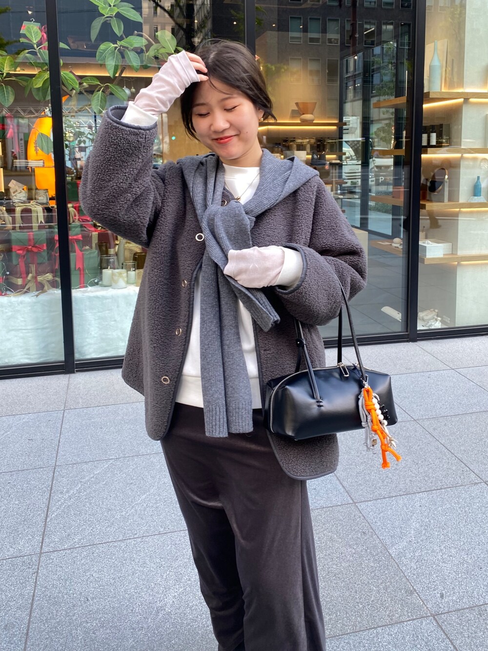 ホワイト系のTシャツ/カットソー、グレー系のスカート、グレー系のその他アウターを着用したレディースの冬コーディネートの5枚目の写真