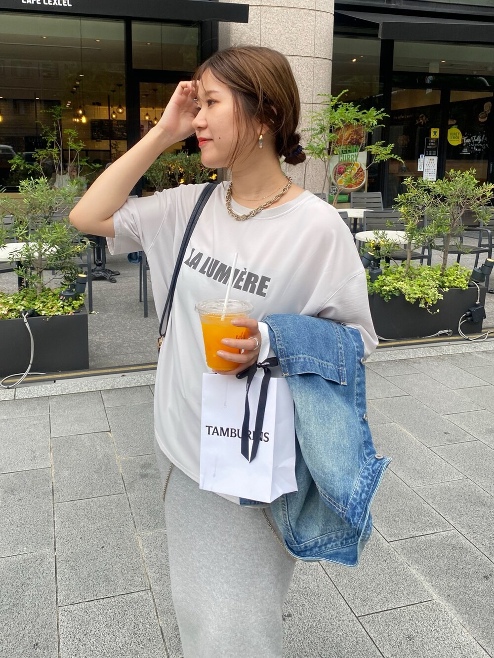 グレー系のTシャツ/カットソー、シルバー系のスカート、ブルー系のシャツ/ブラウスを着用したレディースの夏コーディネートの8枚目の写真