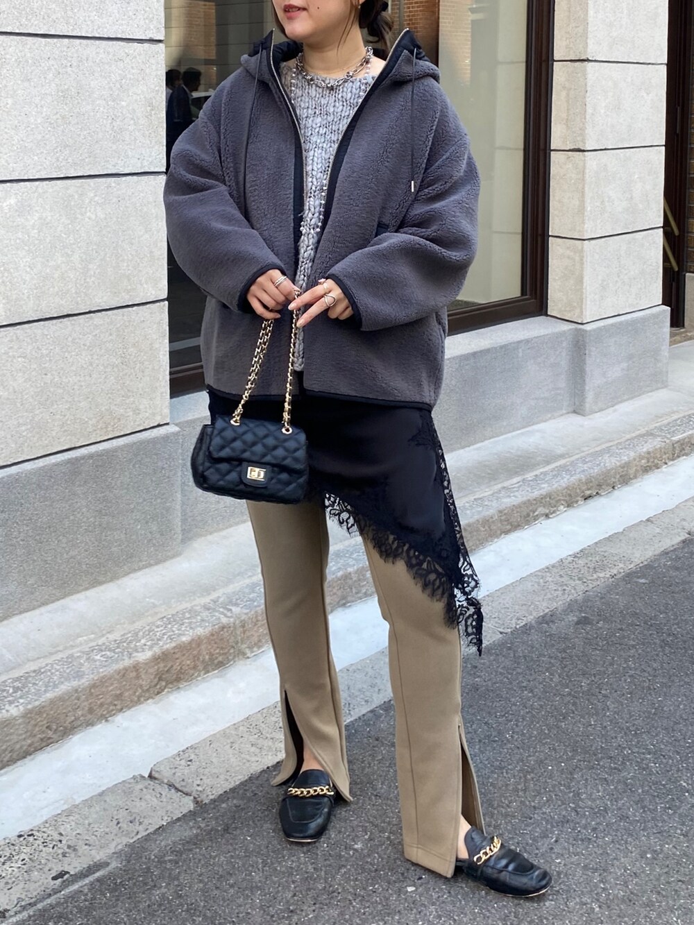 グレー系のその他アウター、ベージュ系のその他パンツ、ブラック系のショルダーバッグを着用したレディースの秋コーディネートの8枚目の写真