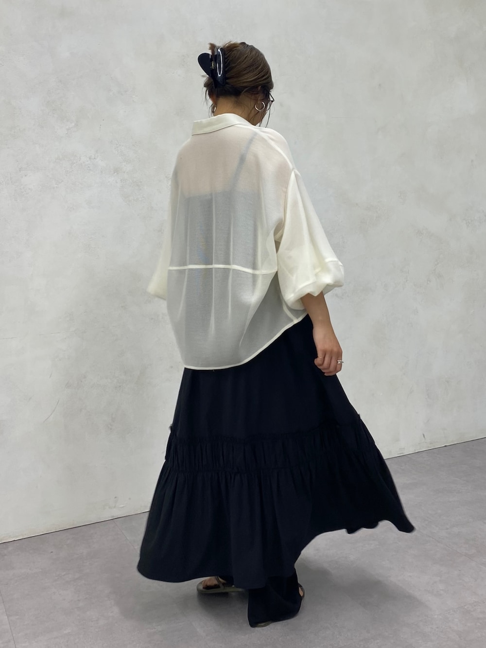 ブラック系のワンピース、ブラック系のその他パンツ、ホワイト系のシャツ/ブラウスを着用したレディースの夏コーディネートの6枚目の写真