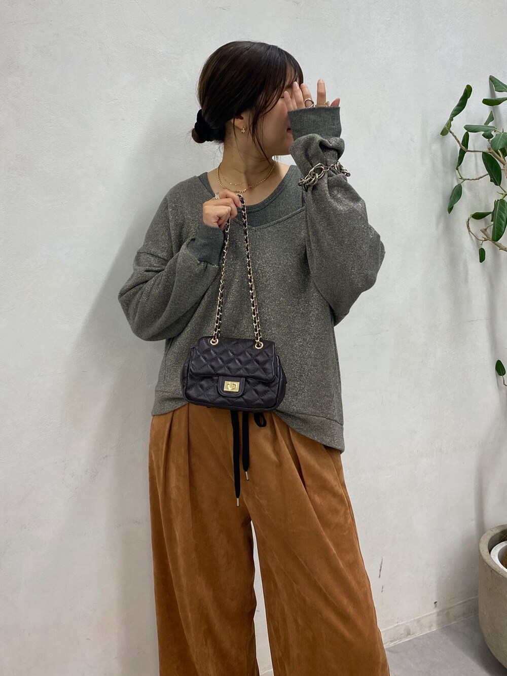 グレー系のTシャツ/カットソー、イエロー系のその他パンツ、ブラウン系のショルダーバッグを着用したレディースの秋コーディネートの2枚目の写真