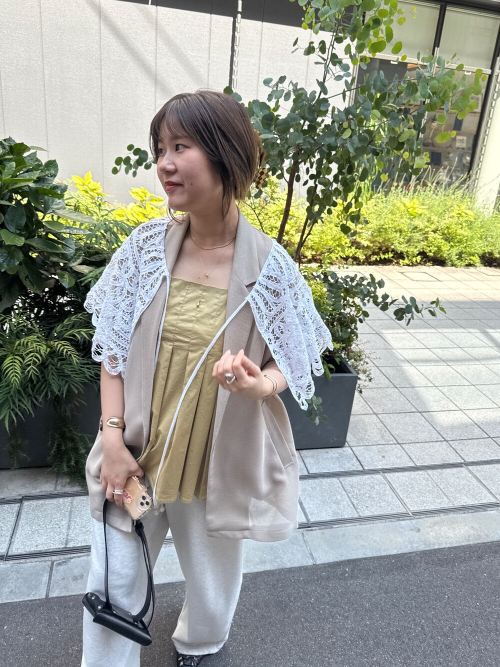 ベージュ系のシャツ/ブラウス、ベージュ系のその他パンツ、イエロー系のショルダーバッグを着用したレディースの夏コーディネートの3枚目の写真