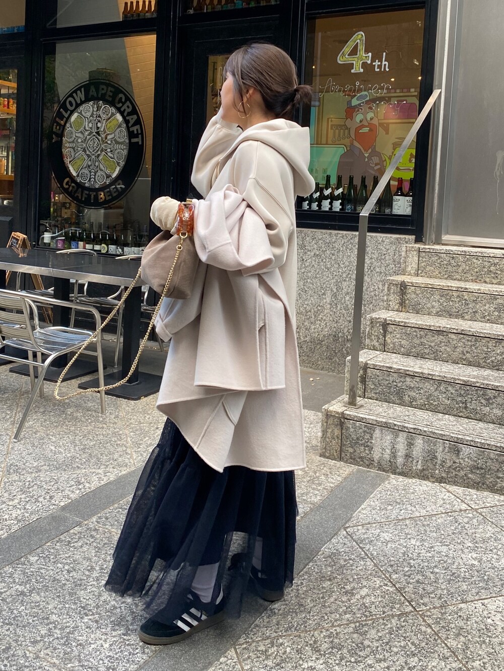 ベージュ系のTシャツ/カットソー、イエロー系のTシャツ/カットソー、ブルー系のスカートを着用したレディースの冬コーディネートの8枚目の写真