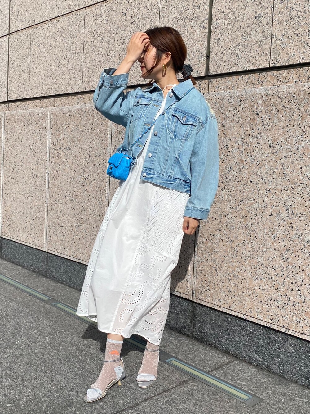 ホワイト系のワンピース/ドレス、ブルー系のジャケット/アウター、シルバー系のサンダルを着用したレディースの春コーディネートの9枚目の写真